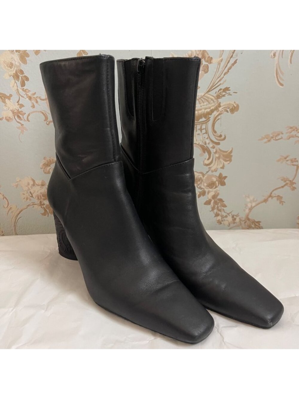 Donald Pliner Ankle Boots Mismatched Sizes 7.5M 8M Black Leather Floral Heel